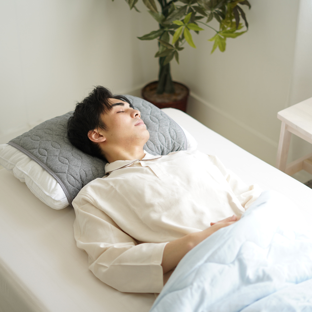 HURON加工 リカバリー 枕パッド 男性モデル使用イメージ