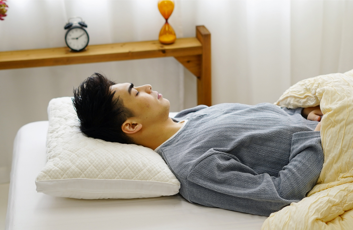 ととのうピロー男性モデル使用イメージ