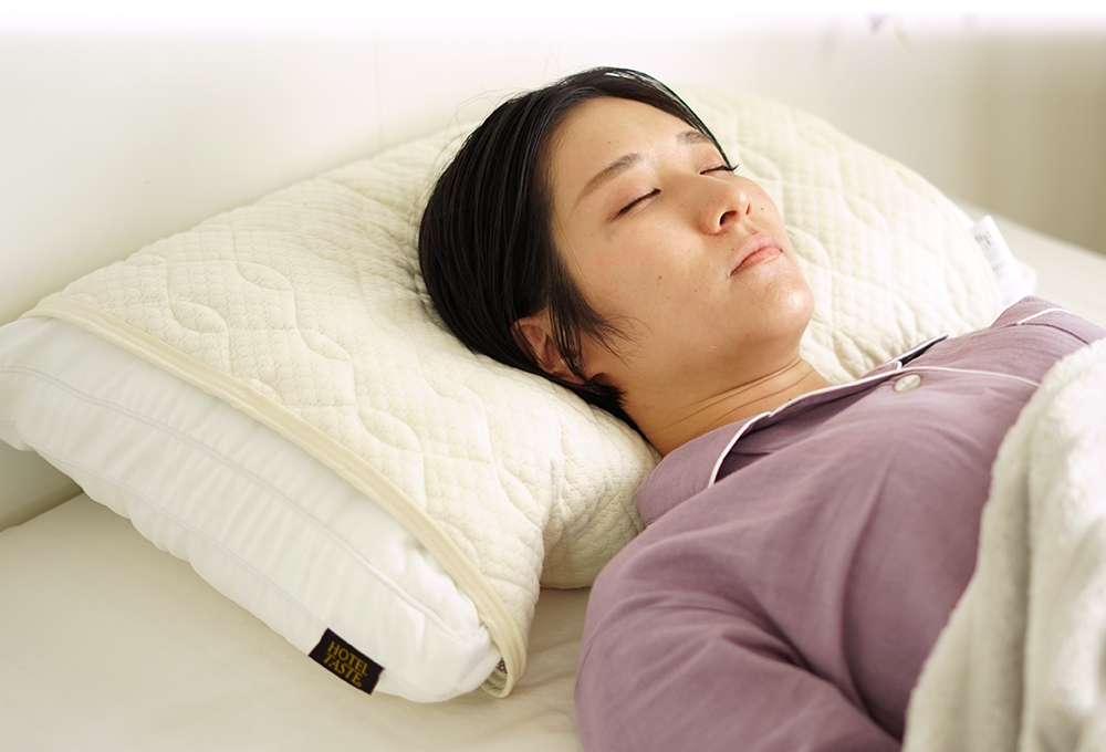 リカバリー枕パッドを使って眠る女性