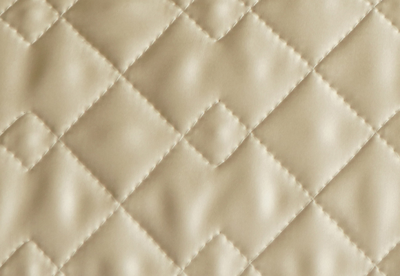 表地：シルク100%